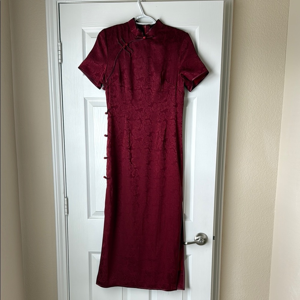 Elegant Burgundy Rose Patterned Qi Pao